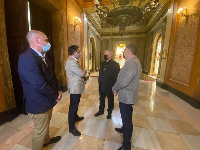 El alcalde y los concejales Pedro García Rex y Andrés Guerrero han mantenido esta tarde una reunión con el obispo de la Diócesis de Cartagena, José Manuel Lorca Planes