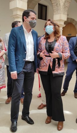 Carmen Crespo habla con José María Bellido en una reciente visita a Córdoba.
