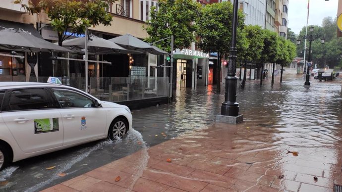 Inundación en la calle San Francisco, en Oviedo