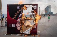 Queman una foto de Felipe VI de 3 metros de altura en protesta por su visita a Barcelona