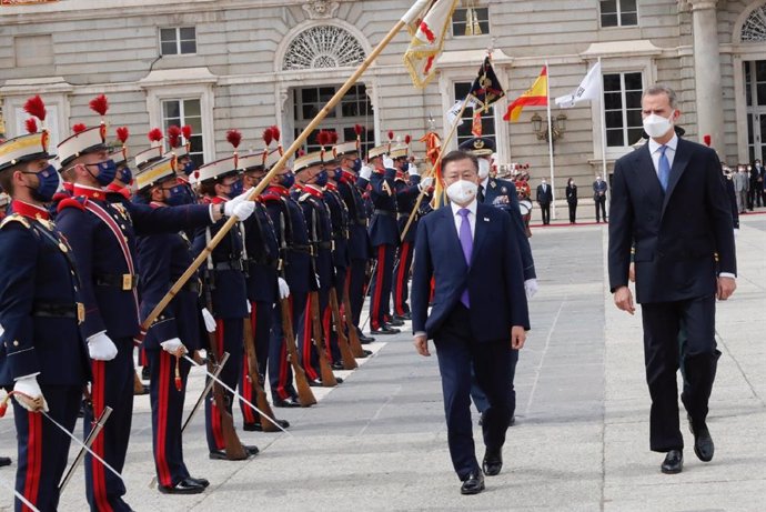 El Rey Felipe VI pasa revista a la Guardia Real junto con el presidente de Corea del Sur, Moon Jae In