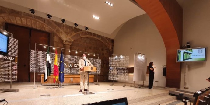 El vicepresidente segundo de la Junta y consejero de Sanidad, José María Vergeles, en rueda de prensa