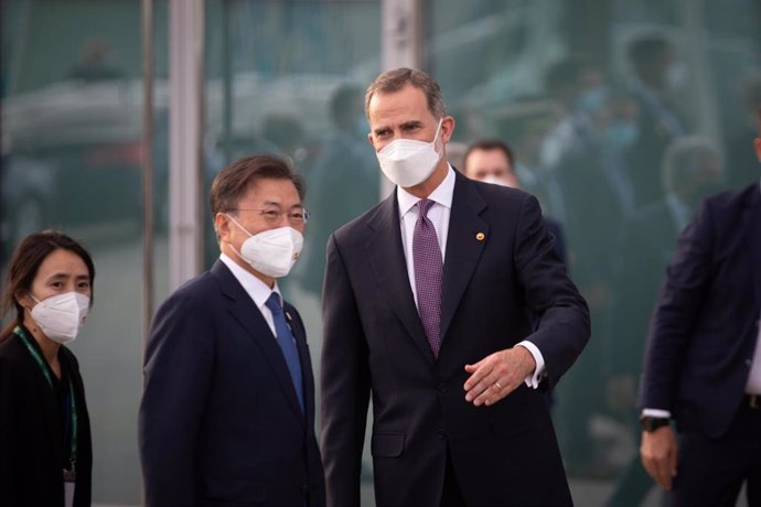 El presidente de Corea del Sur, Moon Jae-In (i) y el Rey Felipe VI (d) , a su llegada al W Barcelona para asistir a una cena inaugural de la XXXVI reunión anual del Cercle D'Economía, a 16 de junio de 2021, en Barcelona, Catalunya (España).