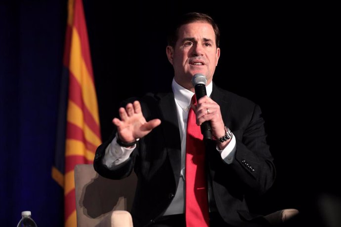 El gobernador republicano del estado de Arizona, Doug Ducey.