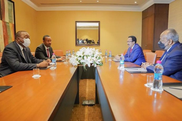 Archivo - El presidente de Kenia, Uhuru Kenyatta (izq, primer plano) y el presidente de Somalia, Mohamed Abdullahi (dcha., fondo)