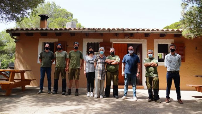 El conseller de Medio Ambiente y Territorio, Miquel Mir, y el gerente del Ibanat, Joan Ramon, durante una visita al refugio de la Finca Pública de Son Real.