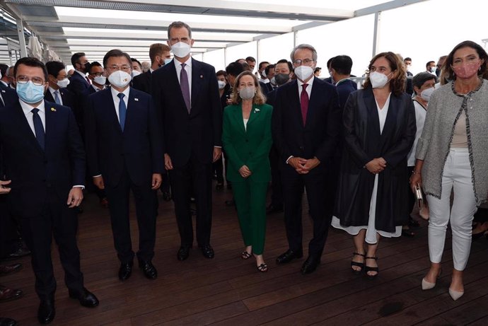 El president de la Generalitat, Pere Aragons, el president core, Moon Jae In, el Rei, la vicepresidenta del Govern, Nadia Calviño, el president del Cercle d'Economia, Javier Faus, l'alcaldessa de Barcelona, Ada Colau, i la ministra Reyes Maroto.