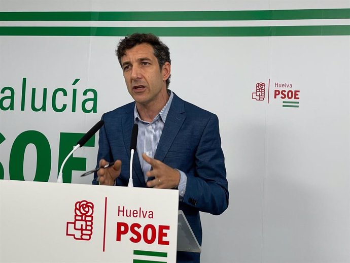 Archivo - El senador por el PSOE de Huelva Jesús González, en rueda de prensa.