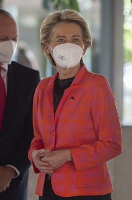 La presidenta de la Comisión Europea, Ursula von der Leyen, a su llegada a la reunión con el presidente del Gobierno, en la sede de Red Eléctrica de España, a 16 de junio de 2021, en Alcobendas, Madrid (España). La Comisión Europea ha dado hoy el visto 