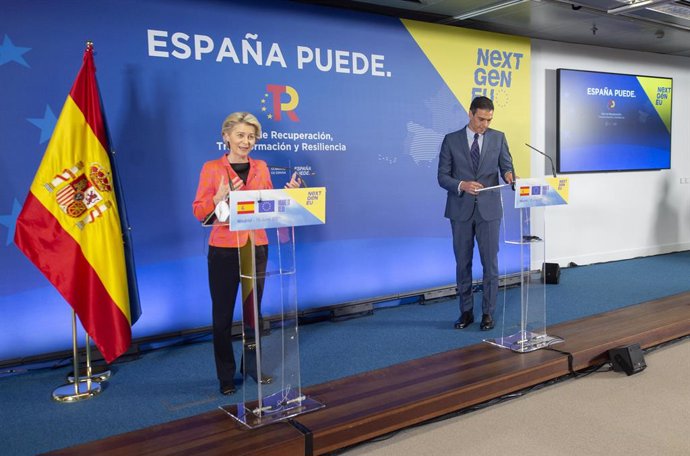 La presidenta de la Comisión Europea, Ursula von der Leyen y el presidente del Gobierno, intervienen después de su reunión, en la sede de Red Eléctrica de España, a 16 de junio de 2021, en Alcobendas, Madrid (España). La Comisión Europea ha dado hoy el 