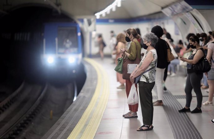 Varias personas en el andén de la estación de metro de Sol, a 14 de junio de 2021, en Madrid (España). 