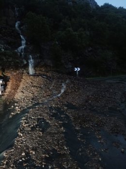Corte de la carretera en el Barranco del Gaton en la LR-113