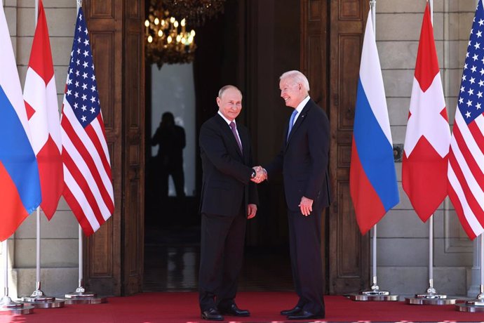 HANDOUT - 16 June 2021, Switzerland, Geneva: Russian President Vladimir Putin (L) shakes hands with USPresident Joe Biden prior to their meeting. Photo: -/Kremlin/dpa - ATTENTION: editorial use only and only if the credit mentioned above is referenced 