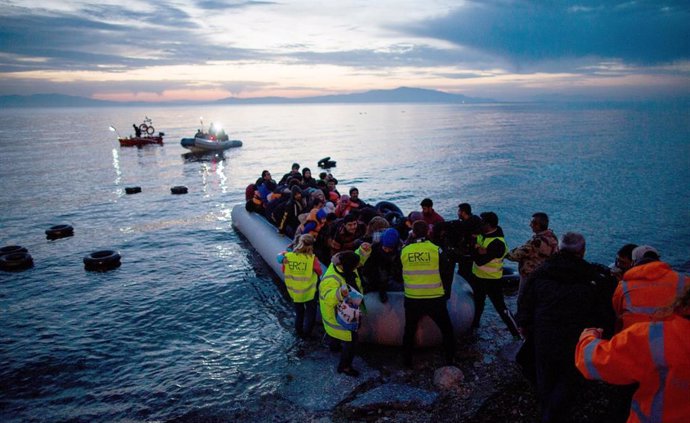 Archivo - Refugiados llegan en un bote inflable de Turquía en la isla griega de Lesbos.