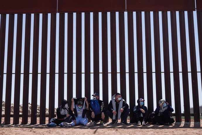 Archivo - FILED - 23 April 2021, US, Yuma: Asylum seeking migrants surrender to United States Border Patrol at the US Border Wall with Mexico in Yuma. Photo: Allison Dinner/ZUMA Wire/dpa