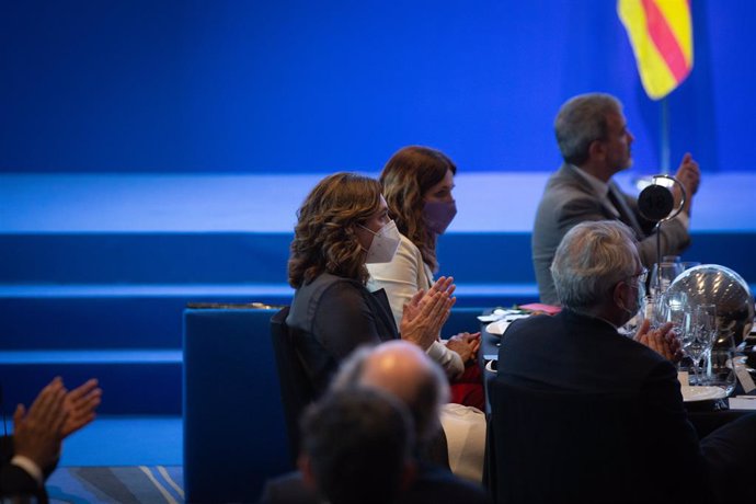 L'alcaldessa de Barcelona, Ada Colau (i), aplaudeix el discurs del Rei Felipe VI per no així la consellera de Presidncia de la Generalitat, Laura Vilagr, durant el sopar inaugural de la XXXVI reunió anual del Cercle.