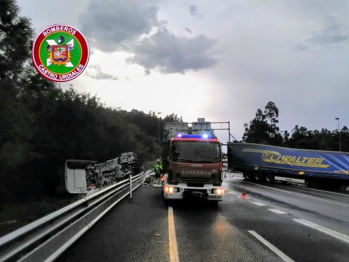 Camión accidentado en la autovía A-8