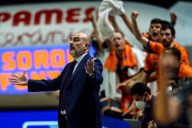 Jaume Ponsarnau head coach of Valencia Basket gestures during the second matchs of the semifinals of Endesa league between Valencia Basket and Real Madrid at the Fuente de Sant Luis pavillion, La Fontenta. June 8, 2021. Valencia, Spain