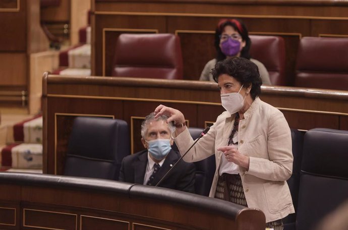 La ministra de Educación y Formación Profesional, Isabel Celaá, interviene en una sesión de control al Gobierno.