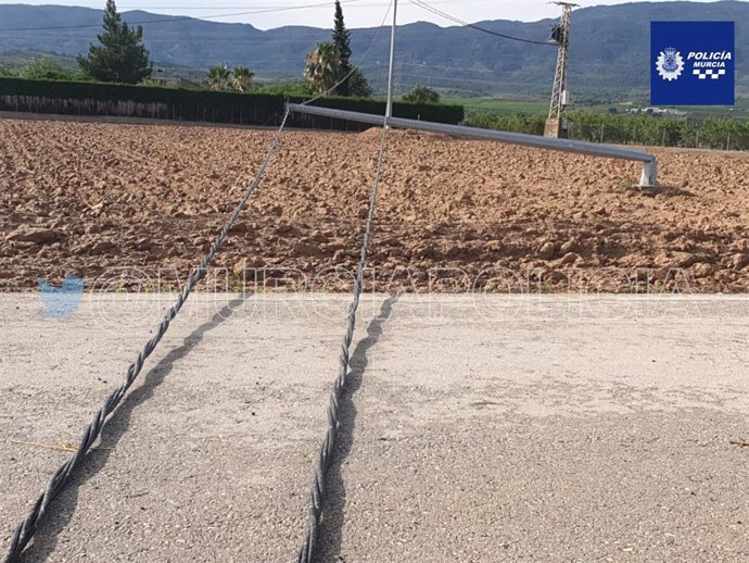 Policía Local de Murcia corta el Camino de la Ermita de Belén al caerse tres postes de tendido eléctrico