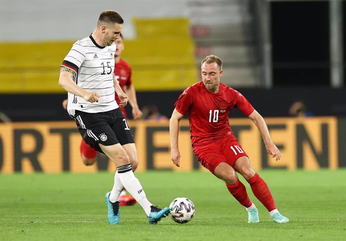 Christian Eriksen presional a Niklas Suele en un amistoso entre Alemania y Dinamarca previo a la EURO 2020