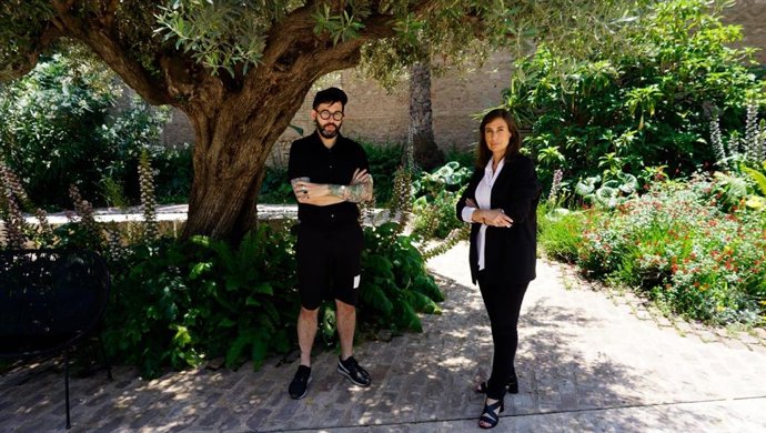 Ismael Chapaz y Sandra Guimaraes en el jardín de Bombas Gens