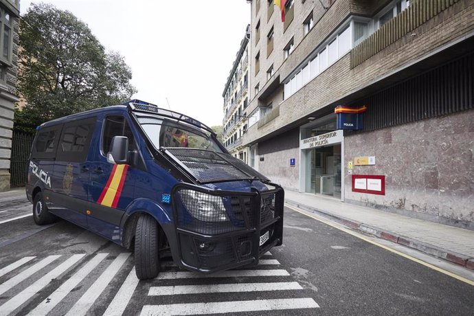 Archivo - Un furgón de la Policía Nacional en la Jefatura Superior de la Policía de Pamplona, a 20 de abril de 2021, en Pamplona