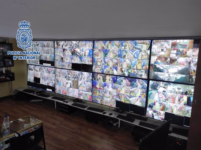 Imagen de la sala de videovigilancia donde los presuntos responsables de la trama visionaban unas 100 cámaras de TV