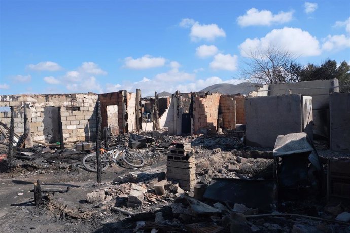 Archivo - Incendio en el asentamiento de Atochares en Níjar (Almería) en febrero de 2021