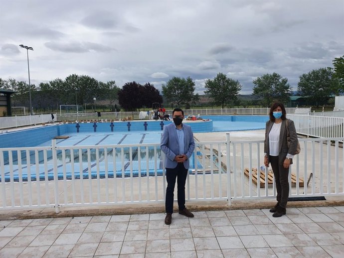 Jesús Marí Rodríguez y María José Verano, en las piscinas de Mendavia.