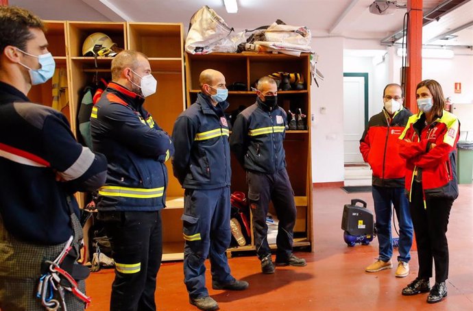 Archivo - La consejera de Presidencia, Paula Fernández, en el parque de Bomberos de Valdáliga