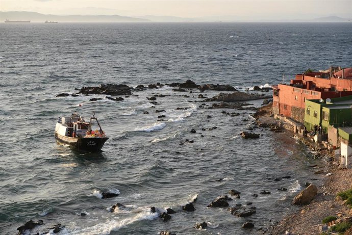 El pesquero con bandera marroquí Albatros II encallado desde la tarde noche del miércoles 17 de junio en la costa de Ceuta