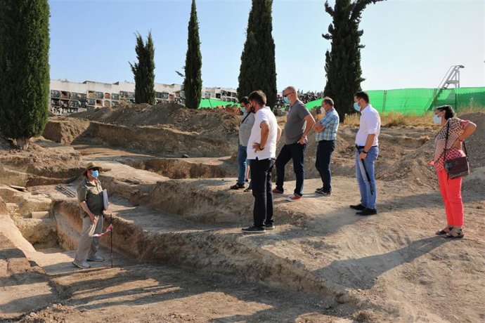 El delegado de Memoria Democrática de la Diputación de Córdoba, Ramón Hernández (en el centro de la imagen), visita los trabajos de exhumación que se realizan en el cementerio de Aguilar de la Frontera.
