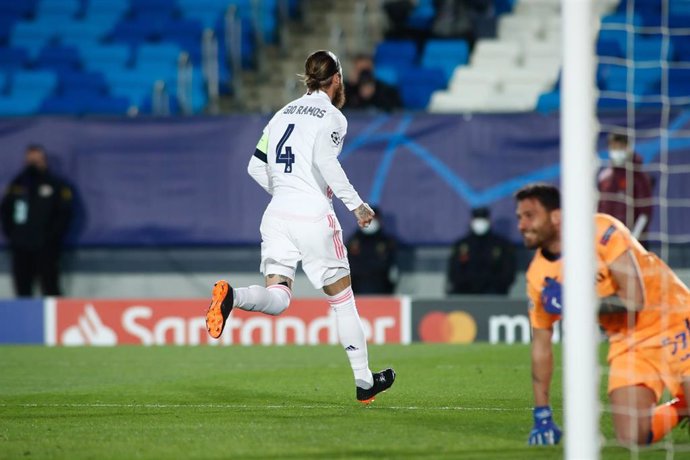 Archivo - Sergio Ramos celebra su gol ante el Atalanta en los octavos de final de la Liga de Campeones 2020-2021, el último con la camiseta del Real Madrid