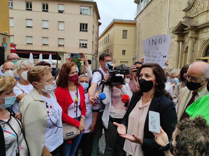 La presidenta Andreu se acerca a conocer reivindicaciones de los concentrados frente al Plan de Atención Continuada del Gobierno