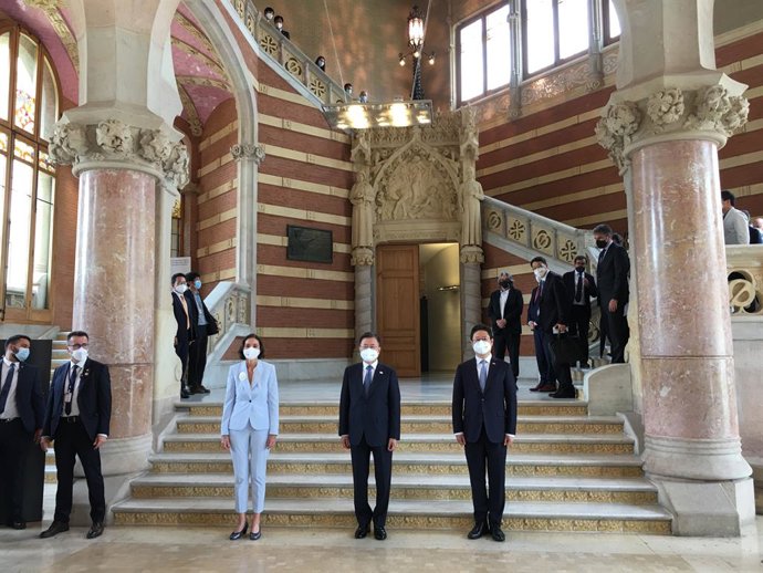 La ministra de Industria, Comercio y Turismo, Reyes Maroto y el presidente de Corea, Moon Jae-in (centro)