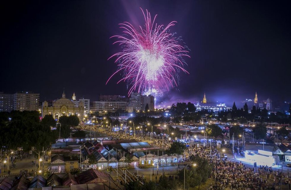 Archivo - Espectáculo de fuegos artificiales clausuran la Feria de Abril 2019
