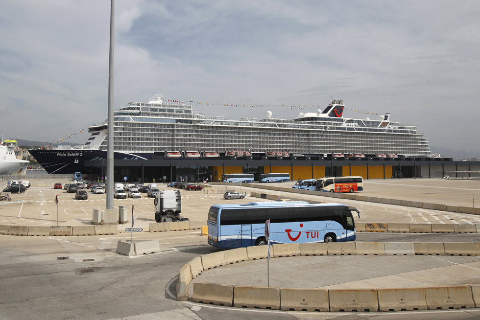 El buque 'Mein Schiff 2' (i), el primer crucero que visita Baleares en 2021