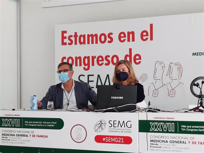 Los médicos de Atención Primaria Lorenzo Armenteros e Isabel Orlandis.