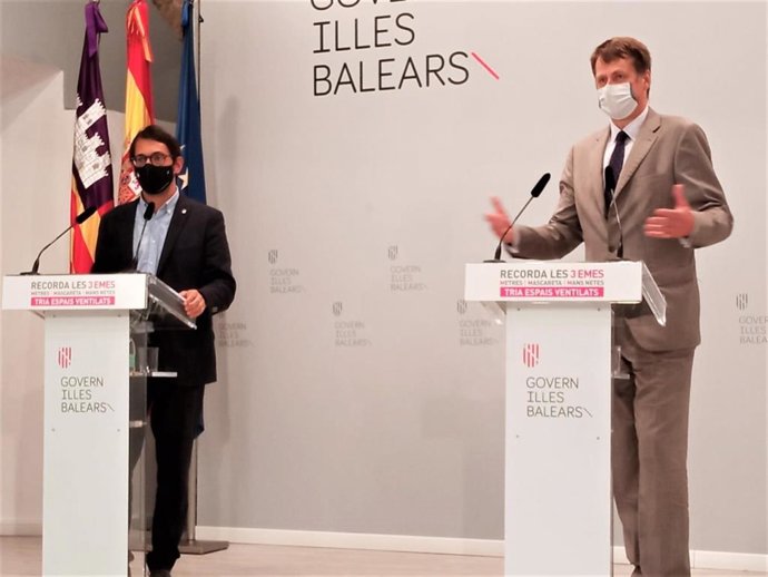 Archivo - El conseller de Modelo Económico, Turismo y Trabajo, Iago Negueruela; y el embajador del Reino Unido en España, Hugh Elliot, en una rueda de prensa.