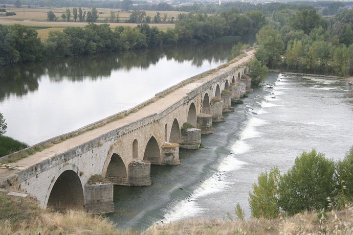 Archivo - Vista del río Duero a su paso por Toro (Zamora)