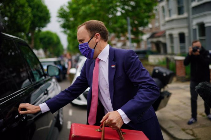 El ministro de Salud británico, Matt Hancock, sale de su casa en Londres después de revelarse los mensajes en los que supuestamente el primer ministro, Boris Johnson, le llama "incompetente". 