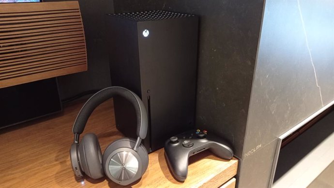 Los auriculares Beoplay Portal junto a una Xbox Series X