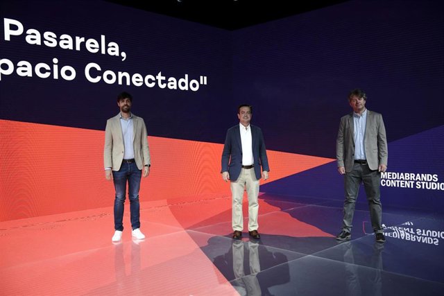  El director general Mediabrands Content Studio, Hugo Albornoz; el director de Ifema, Eduardo López-Portas, y el director general de PRG España, Xavier Theys, posan en las instalaciones de ‘La Pasarela'