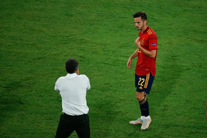 Luis Enrique, head coach of Spain, talks to Pablo Sarabia of Spain during the UEFA EURO 2020 Group E football match between Spain and Sweden at La Cartuja stadium on June 14, 2021 in Seville, Spain.