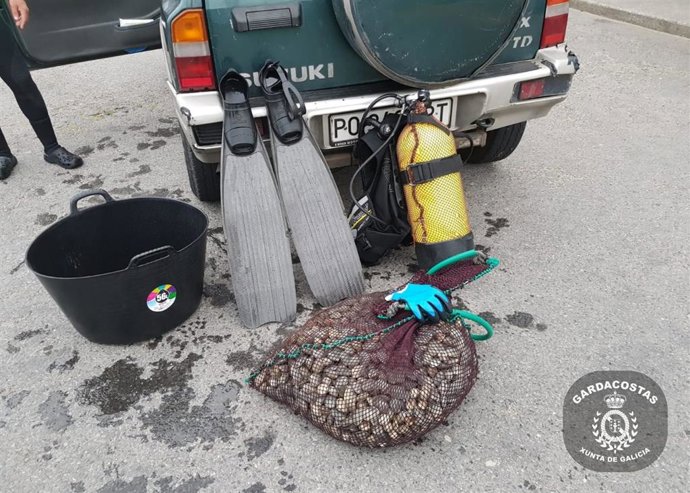 Máis de 30 quilos de marisco extraídos de modo irregular en Cee (A Coruña) interceptado a un furtivo.