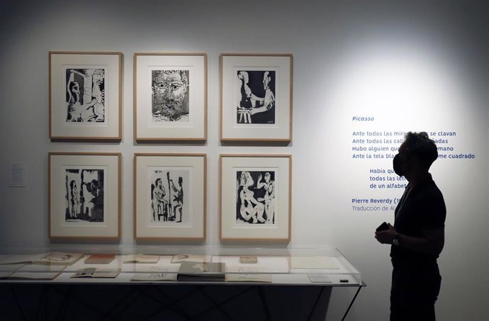 MLG 17-06-2021.-Visitantes asisten a la nueva exposición temporal 'Au rendez-vous des poetes. Picasso y los libros', en la casa natal del artista malagueño