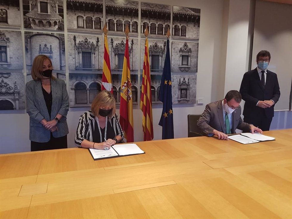La presidenta de la Diputación de Barcelona, Núria Marín, y el secretario general de Industria y de la Pequeña y Mediana Empresa del Gobierno de España y presidente de la Escuela de Organización Industrial, Raül Blanco, durante la firma del acuerdo.