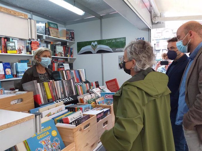 La alcaldesa de Gijón, Ana González, visita los stand de la Feria del Libro (Felix) con motivo de su inauguración