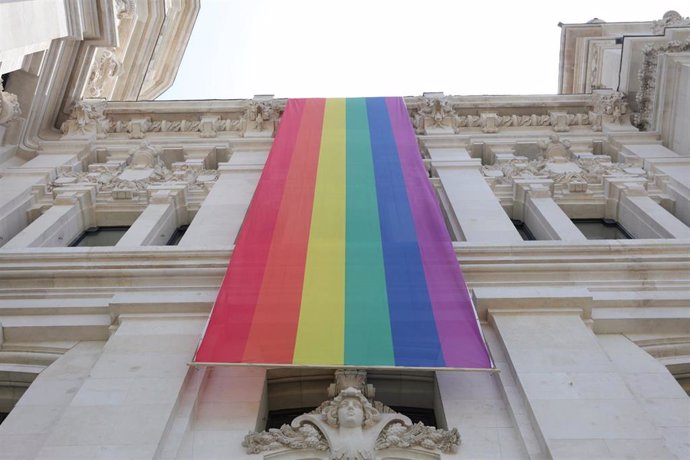 Archivo - Bandera LGTBI colacada en la parte izquierda de la fachada del Palacio de Cibeles, sede del Ayuntamiento de Madrid, durante las fiestas del Orgullo LGTBIQ 2019.
